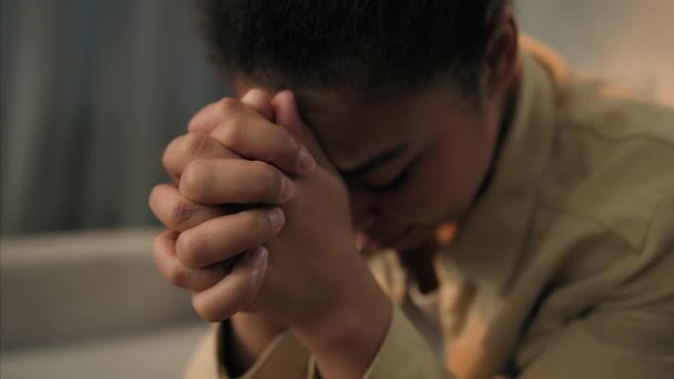 Empört traurig verzweifelt enttäuscht Afroamerikanerin weibliche Mieterin zu Hause besorgt frustriert leiden Depressionen denken Problem ängstlich Krise Konkurs Kreditverlust Hausvermietung aus nächster Nähe - Filmmaterial, Video