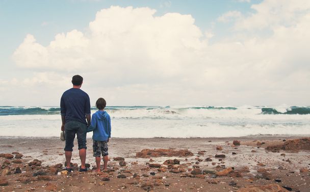 父と息子は海岸を歩き - 写真・画像