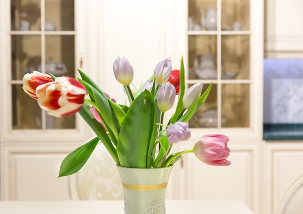 Tulip flowers at kitchen - Foto, Bild