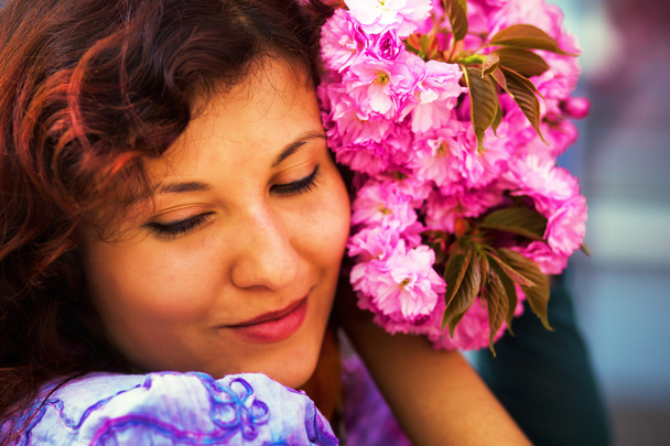 Красива дівчина з квітами, Весняна магія. Сакура рожеві квіти
 - Фото, зображення