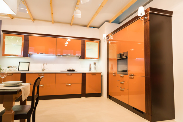 Amplio interior de cocina
 - Foto, Imagen