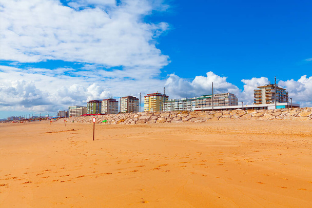 Piaszczysta plaża i kurorty w Costa da Caparica, Lizbona Portugalia  - Zdjęcie, obraz