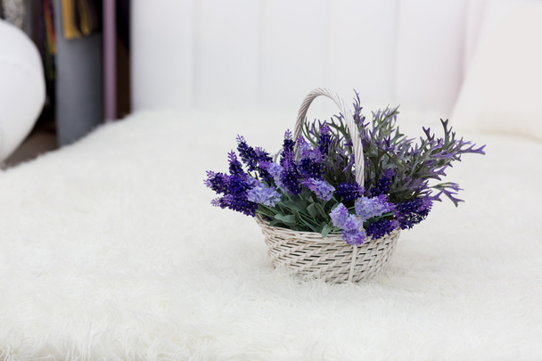 Flores violetas na cesta
 - Foto, Imagem