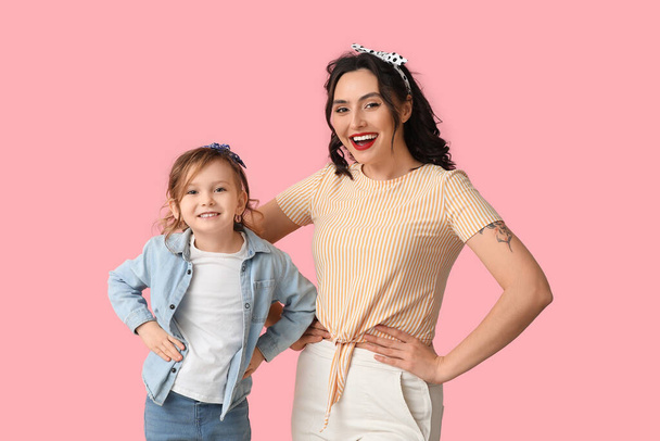 Happy pin-up žena a její dcera na růžovém pozadí - Fotografie, Obrázek