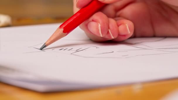 detail v šicí dílně žena ruka kreslí náčrt budoucího oblečení - Záběry, video