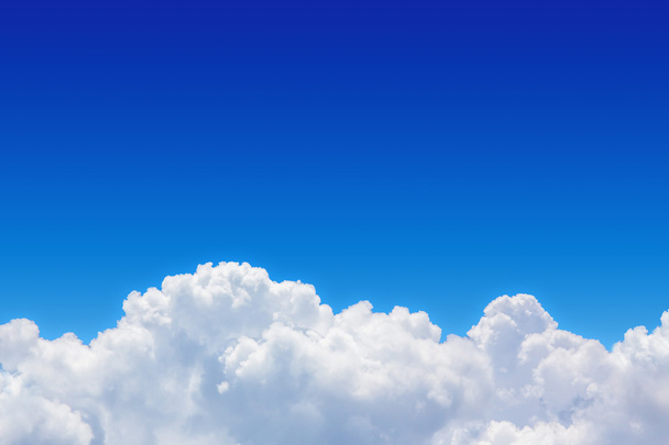 Cielo azul y nubes con espacio para añadir texto arriba
 - Foto, imagen