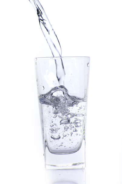 puring wody na białym tle - Zdjęcie, obraz