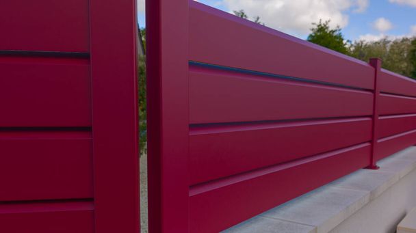 design červená hliník moderní bariéra kolem domu chránit přístup domů zahrada - Fotografie, Obrázek