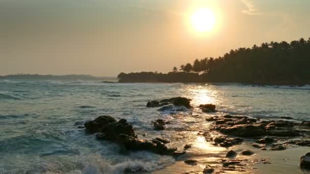 Tropikalne morze zachód słońca na plaży - Materiał filmowy, wideo