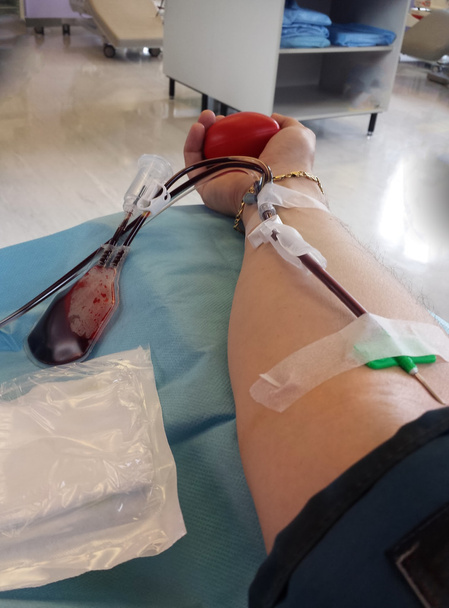 dawcy krwi podczas przelewania w szpitalu z konieczności - Zdjęcie, obraz