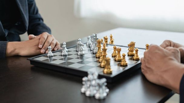 As mãos de um homem de negócios vestindo um terno mover as peças de xadrez em um jogo bem sucedido. Estratégia empresarial. - Foto, Imagem