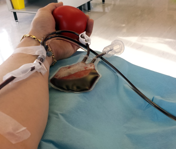 Blood donor tijdens de bloedtransfusie en donatie - Foto, afbeelding