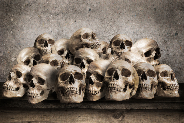 gestapelde menselijke schedels - Foto, afbeelding