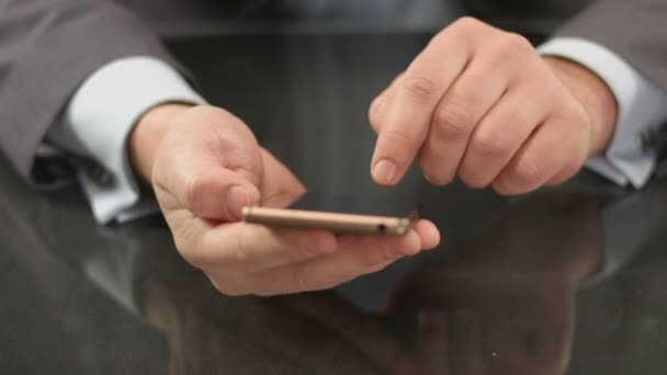 Top manager, boss typing text on smartphone, sending message - Video, Çekim