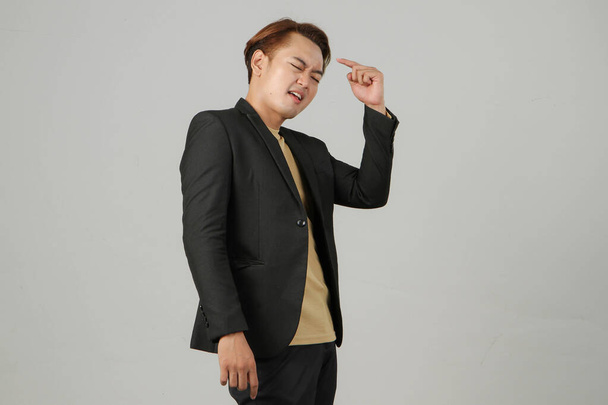 πορτρέτο του στοχαστικού Ασιάτη επιχειρηματία που φοράει κοστούμι με χειρονομία σκέψης σε απομονωμένο φόντο - Φωτογραφία, εικόνα