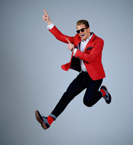 Elegante uomo in giacca rossa divertirsi saltando
  - Foto, immagini