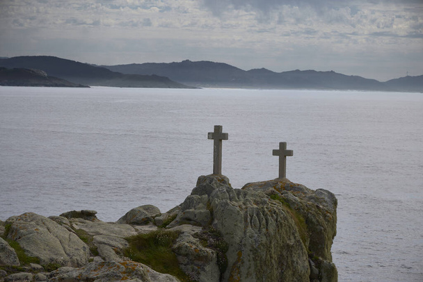 Lembrando os marinheiros. Cruzes em homenagem aos marinheiros e marinheiros que morreram em Punta do Roncudo, na Costa de la Muerte, na Galiza (Espanha)). - Foto, Imagem