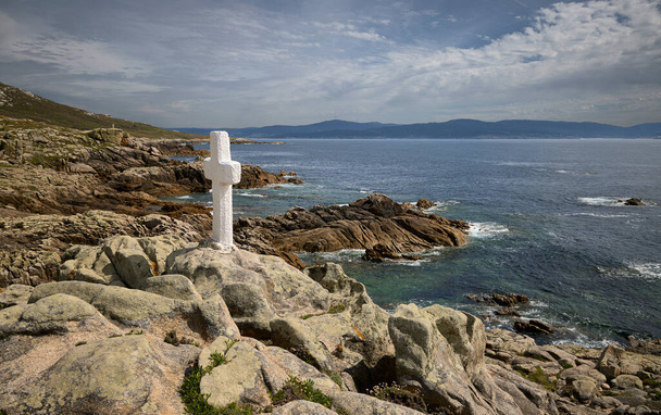 Lembrando os marinheiros. Cruzes em homenagem aos marinheiros e marinheiros que morreram em Punta do Roncudo, na Costa de la Muerte, na Galiza (Espanha)). - Foto, Imagem