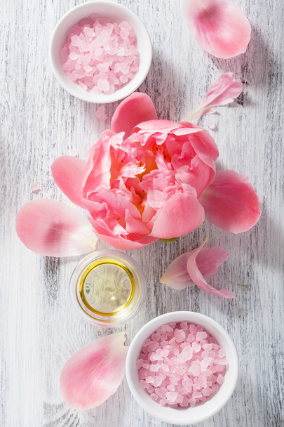 pink flower salt peony essential oil for spa and aromatherapy - Foto, Imagen