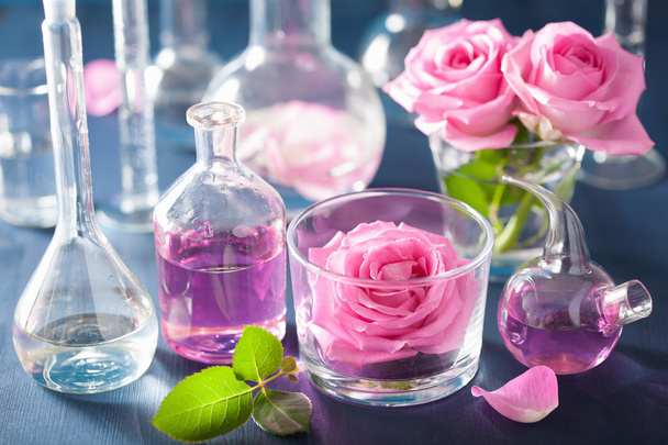Alchemia i aromaterapii z kwiatów róży i chemiczne flas - Zdjęcie, obraz