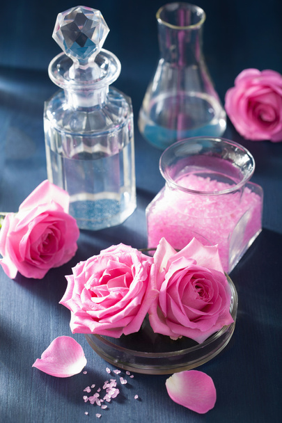 ароматерапия набор с розовыми цветами соль и колбы
  - Фото, изображение