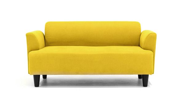 スタイリッシュなリビングルームのためのモダンで最小限の家具デザインの白い背景に黄色のスカンジナビアスタイルの現代的なソファー. インタビュー - 写真・画像