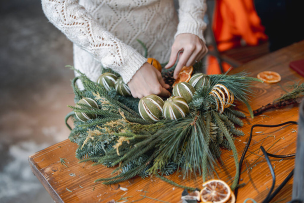 DIY masterclass obejmujące tworzenie świątecznych wieńców i dekoracji sylwestrowych. Wysokiej jakości zdjęcie - Zdjęcie, obraz