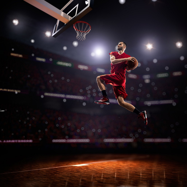 jugador de baloncesto rojo en acción
 - Foto, Imagen