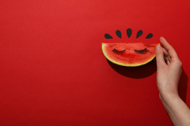 Viipale vesimeloni koriste silmäripset punaisella taustalla - Valokuva, kuva