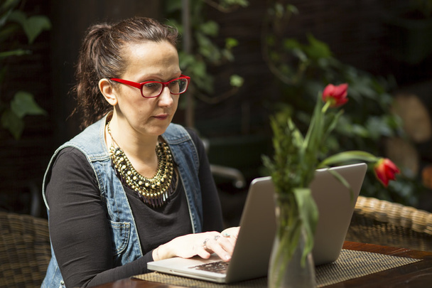 Kobiece freelancer z laptopa - Zdjęcie, obraz
