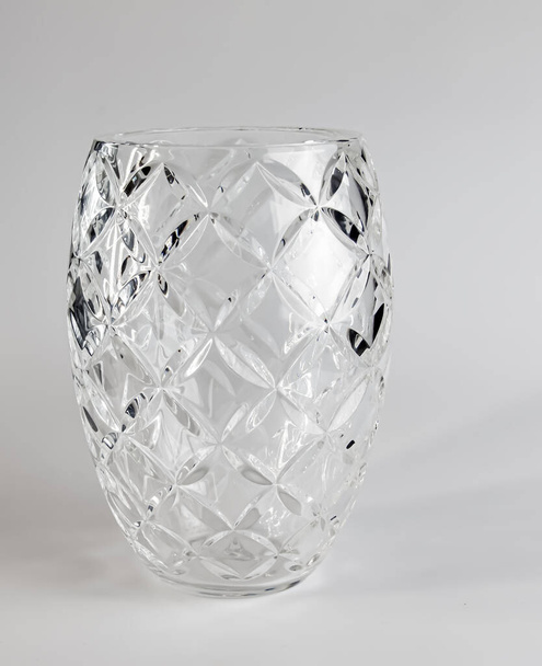 vaso de flor de cristal vazio em um fundo branco. - Foto, Imagem