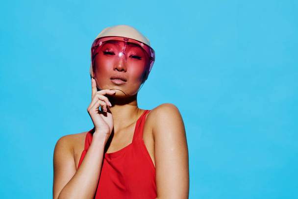 Улыбка женщина губы летом случайные солнцезащитные очки синий стиль поражен вау стильный портрет азиатский один купальник шляпа красота модные молодые глаза моды - Фото, изображение