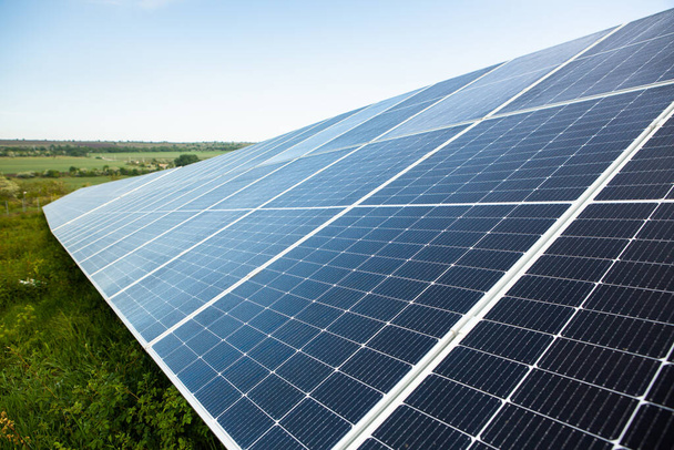 Fotovoltaik güç istasyonundaki güneş panellerinin yüzeyi. Yenilenebilir Enerji. Yeşil teknoloji. Alternatif elektrik kaynağı. - Fotoğraf, Görsel
