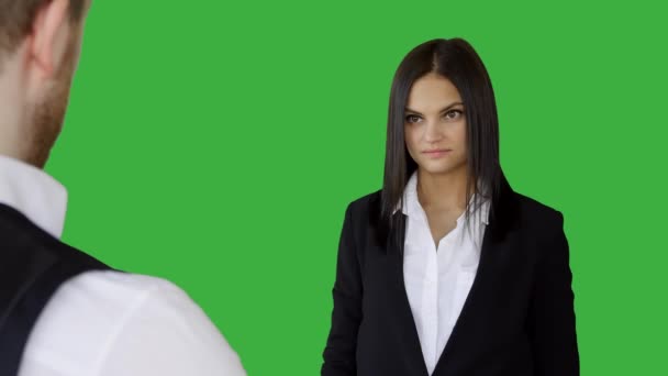 Attrayant jeune femme d'affaires debout contre fond d'écran vert. Images 4k de haute qualité - Séquence, vidéo