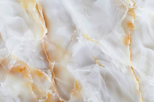 Esta foto captura la belleza celestial del mármol blanco, acentuado por corrientes de ámbar y suaves venas de marfil que tejen a través de la piedra como oro líquido. - Foto, imagen