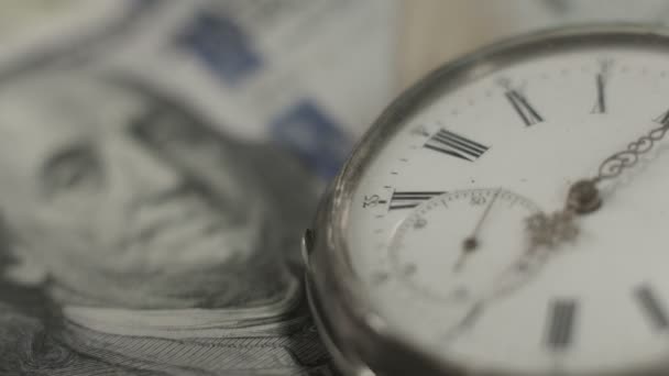 Dólares americanos, dinero, tiempo corriendo. Primer plano de Benjamin Franklin
 - Metraje, vídeo