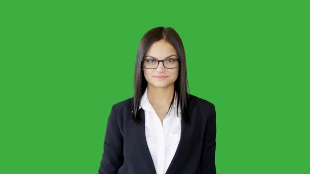 Atraktivní mladá podnikatelka stojící na pozadí zelené obrazovky. Vysoce kvalitní 4K záběry - Záběry, video