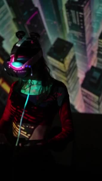 Canlı renkler projektörün üzerinde dans ederken bir kız kulaklıkla sanal gerçeklik deneyimi yaşıyor. Yüksek kalite 4k görüntü - Video, Çekim
