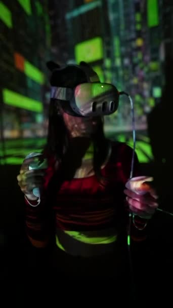 Envuelto en mundos virtuales, una mujer impresionante lleva un auricular VR para juegos. Imágenes de alta calidad 4k - Metraje, vídeo