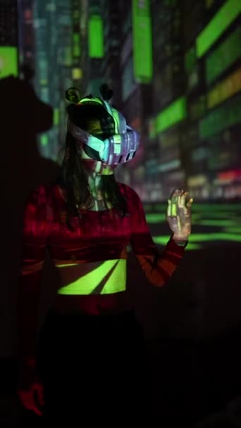 Attraversa il paesaggio virtuale indossando occhiali VR, entrando in un regno digitale. Filmati 4k di alta qualità - Filmati, video
