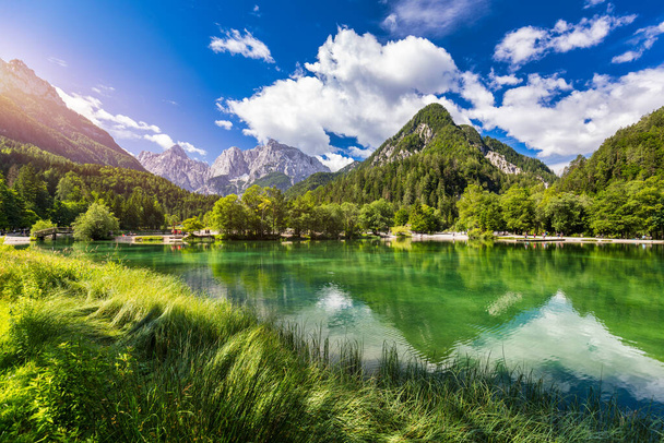Güzel dağları olan Jasna Gölü. Triglav Ulusal Parkı 'ndaki doğa manzarası. Yeri, Triglav Ulusal Parkı. Kranjska Gora, Slovenya, Avrupa. Slovenya Krajsnka Gora 'da Jasna Dağı.  - Fotoğraf, Görsel