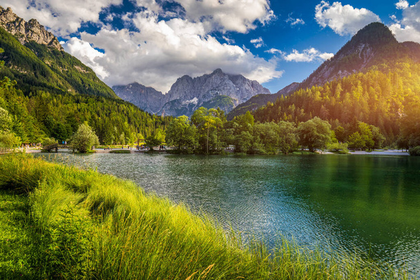 Gran paisaje natural en los Alpes eslovenos. Increíble paisaje de verano en el lago Jasna. Parque nacional de Triglav. Kranjska Gora, Eslovenia. Lago de montaña Jasna en Krajsnka Gora, Eslovenia.  - Foto, Imagen