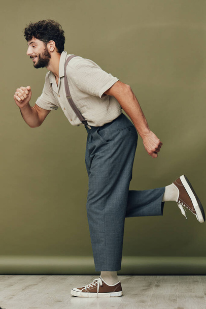 Alkalmi jumping életmód modell háttér divat mozgás férfi stílusos jóképű stílus személy srác pozitív fehér portré férfiak hűvös felnőtt trendi fiatal - Fotó, kép