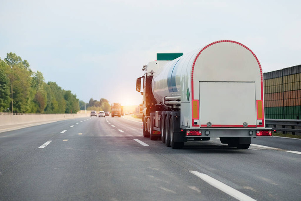 Benzínový náklaďák na dálnici převážející produkty z rafinérie fosilních olejů. Fu - Fotografie, Obrázek