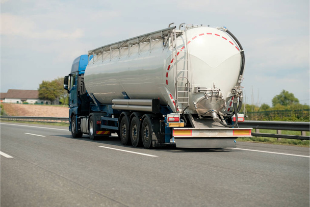 Benzínový náklaďák na dálnici převážející produkty z rafinérie fosilních olejů. Fu - Fotografie, Obrázek