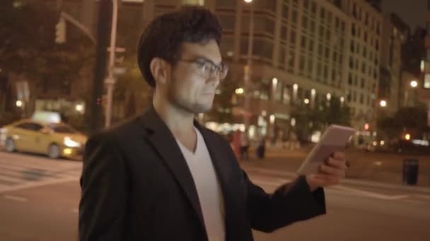 Modern City Lifestyle Portrait d'une personne masculine naviguant sur le Web sur un appareil mobile. Images 4k de haute qualité - Séquence, vidéo