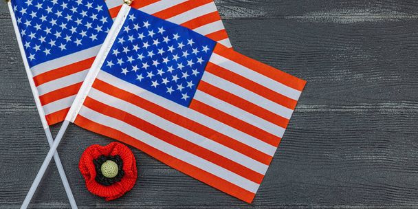 Conceito do Dia da Memória. Estados Unidos da América bandeiras e flor de papoula de crochê artesanal. Símbolos tradicionais, flat lay, fundo de madeira preto, formato de banner - Foto, Imagem