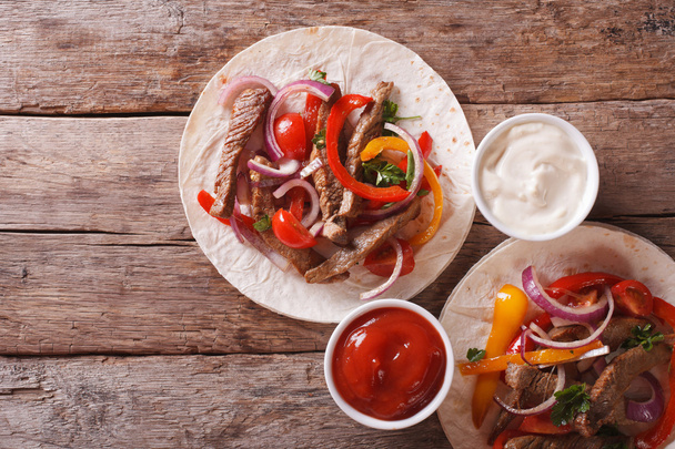 tortillas con carne, verdure e salsa orizzontale vista dall'alto
 - Foto, immagini
