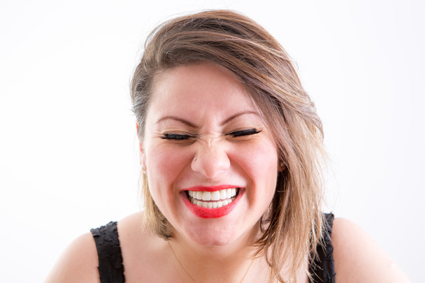 Γυναίκα πρόσωπο σε Toothy γέλιο με τα μάτια κλειστά - Φωτογραφία, εικόνα