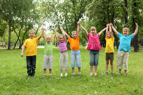 Група дітей у парку
 - Фото, зображення